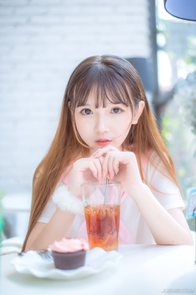 曾认为即使穷困潦倒走头无路，亲情就是最后的稻草，也会伸出温暖的双手。现在慢慢才知道，变质了的亲情就只剩无情了，疏远和冷漠才是真正的面孔!实力永远决定你在亲情中的位置!任何时候只能相信自己。